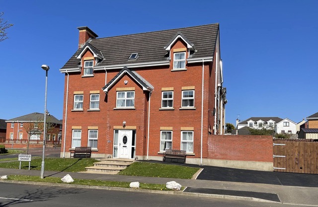 The Grange, Portrush. Deluxe holiday home, 8 beds, up to13 guests, 6 bedrooms.