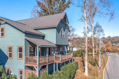 The Great Dogwood Manor by Stony Brook Cabins