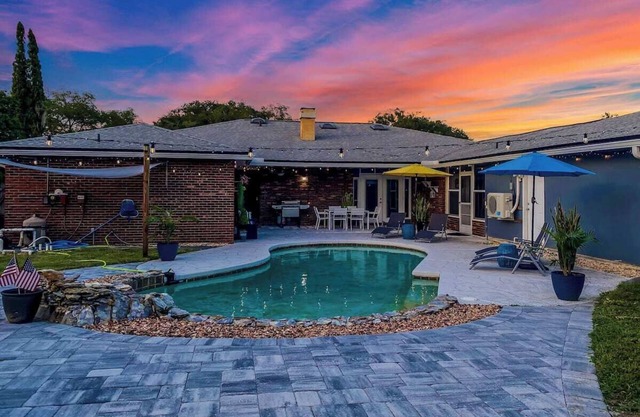 The Great Escape Pool Home-Private Resort, 5bedrooms upto 12 sleep