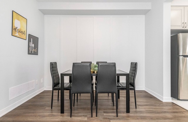 The Green Bohemian: 3-bedroom furnished mid-term rental, 3mins to CanTire Centre