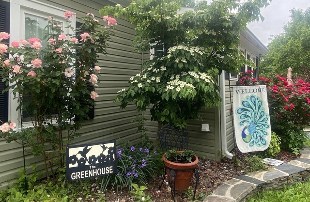 The Green House Beautiful Vintage Cottage