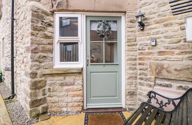THE GROOM'S HOUSE, pet friendly, character holiday cottage in Buxton