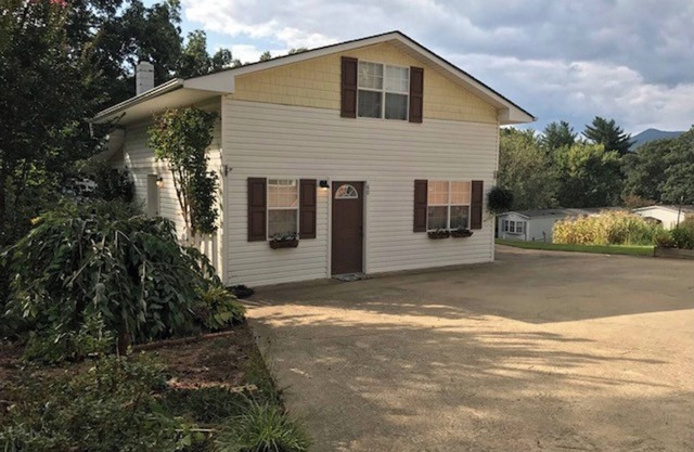 The Guesthouse-Located right between Asheville and Black Mountain