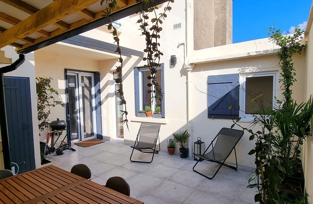 The hacienda - Patio Terrace - Center/Beach 5 min
