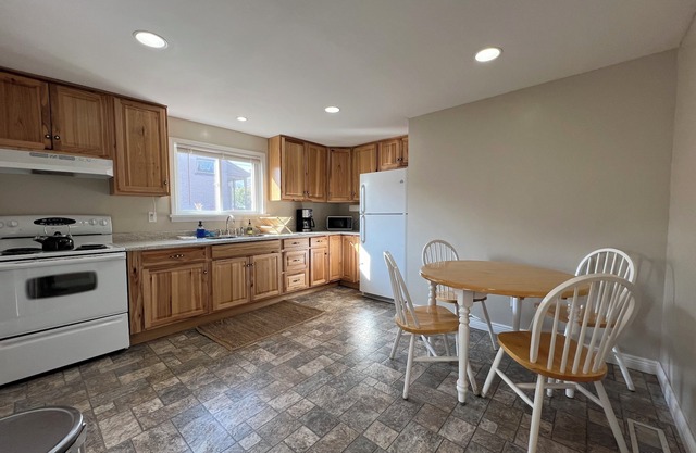 The Hadley House- blocks from downtown