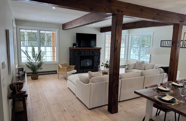 The Hampton House. Newly renovated cozy home by the lake.