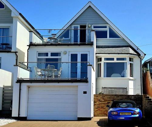The Hamptons - Entire Seafront Property with Stunning Sunsets