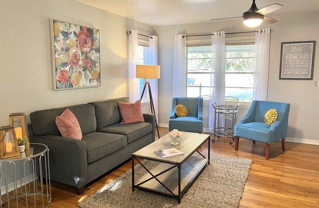 The Hannaford - 2 Bedroom - Pet Friendly -Near the Square in Historic District