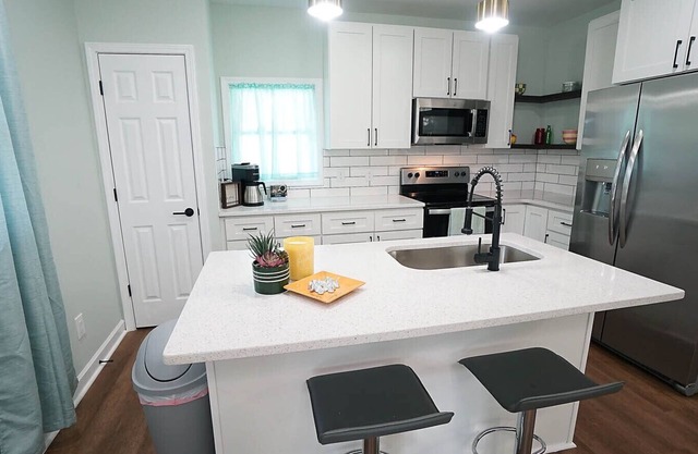 The Happy Bungalow-1 mile to Duke Regional/Fenced/Pets