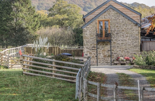 THE HAY LOFT, with hot tub in Craven Arms