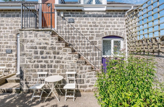 THE HAYLOFT, pet friendly, with pool in St Florence