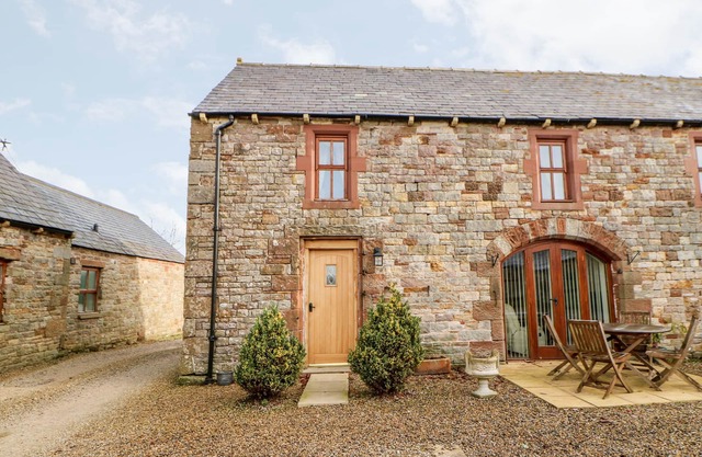THE HAYLOFT, pet friendly, with hot tub in Brampton, Cumbria
