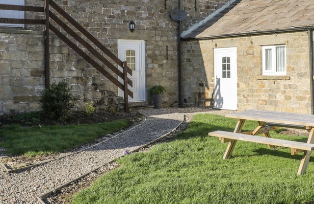 THE HAYLOFT, pet friendly, character holiday cottage in Masham