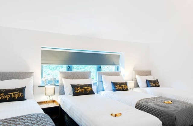 The Headingley House Leeds - Hot Tub - Sleeps Up to 12