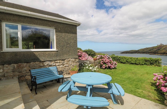THE HEADLAND, pet friendly, country holiday cottage in Amlwch