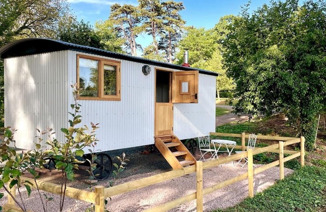 The Hereford Hut, Charming 1 bedroom Shepherds Hut