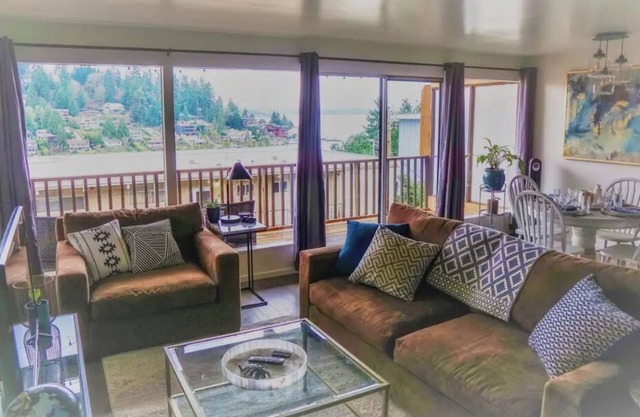 The Heron in Meydenbauer Bay Bellevue | 29 Nights!