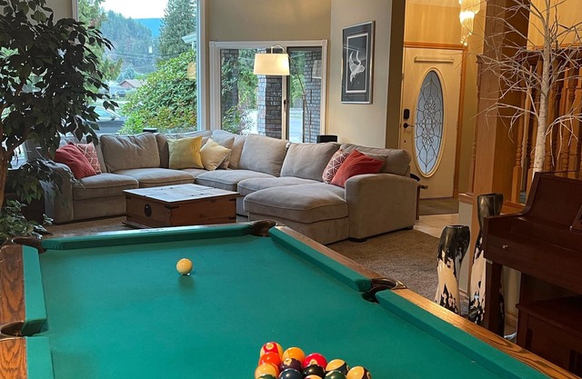 THE HI-MARK HOUSE - Pool, Hot Tub, AC, Pool Table, walking distance to beach