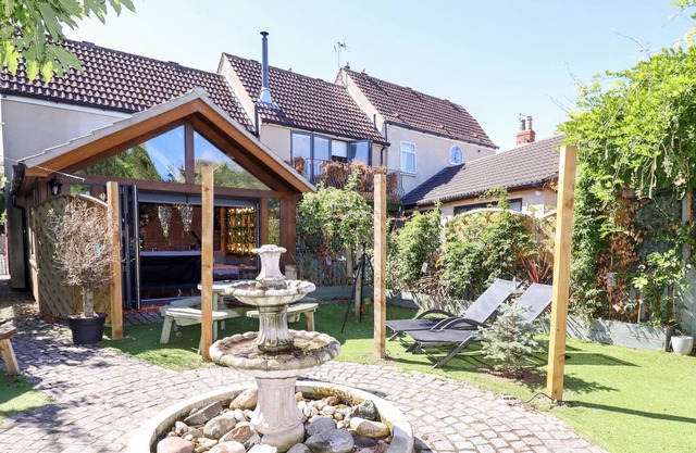 THE HIDE AWAY, pet friendly, luxury holiday cottage in Barlby