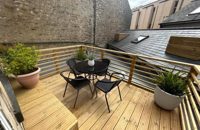 The Hideaway – 2-Bedroom Apartment with outdoor terrace & free parking