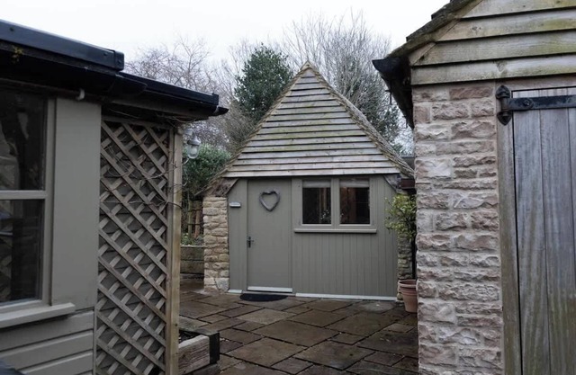 The Hideaway | Cosy Cotswolds Village Stay for 2