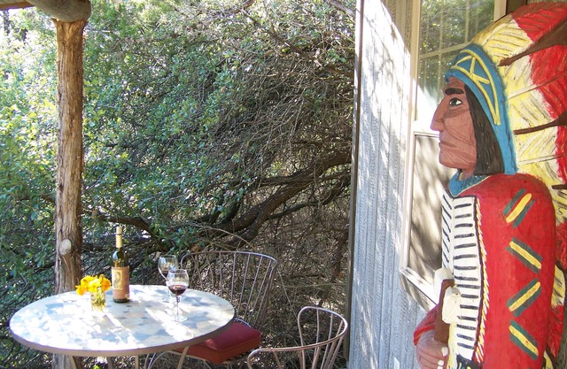 The Hideout is a quaint, cozy tiny house/cabin at Round Mountain Ranch