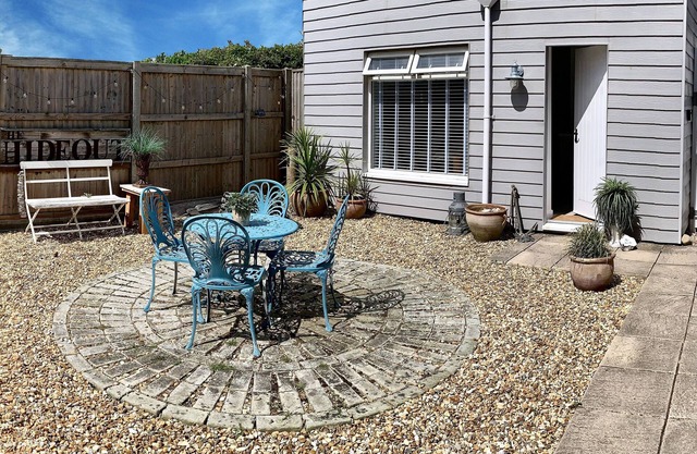 THE HIDEOUT, pet friendly, country holiday cottage in Selsey