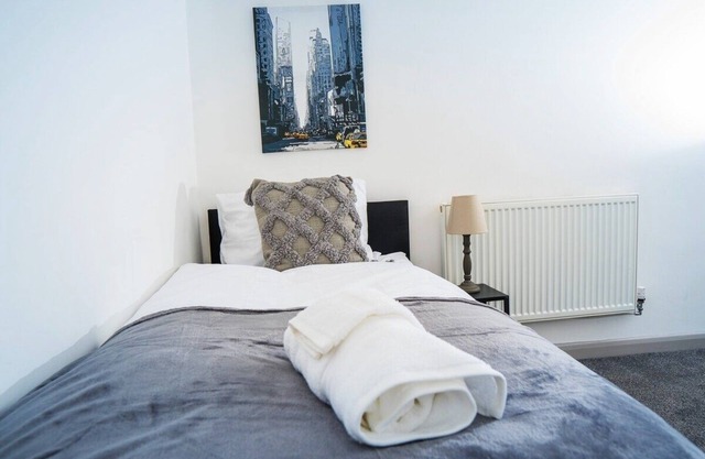 The Highfield Villa, Northampton Centre, Sleeps 10