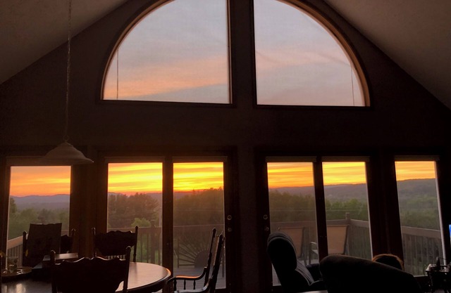 The Hilltop Retreat - QUIET, PEACEFUL, & FAMILY-ORIENTED WITH GREAT VIEWS AND A/C!