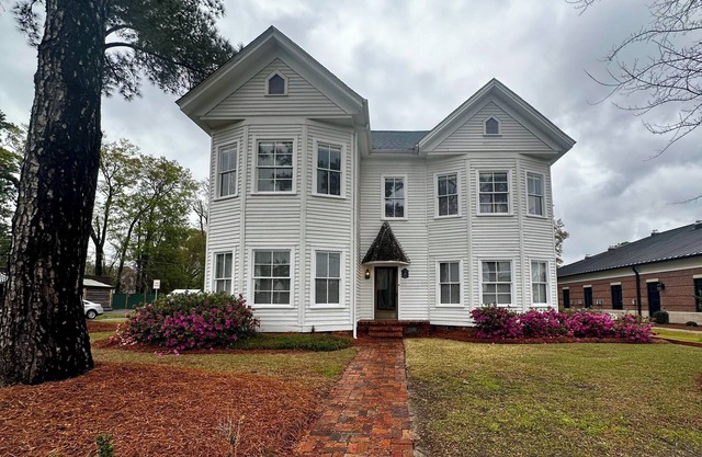 The Historic Crutchfield Upstairs Apartment