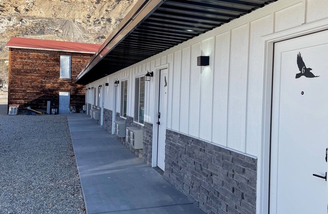 The Homestead- 6 Bedroom/Bathroom Motel- Pet Friendly- Entire Property