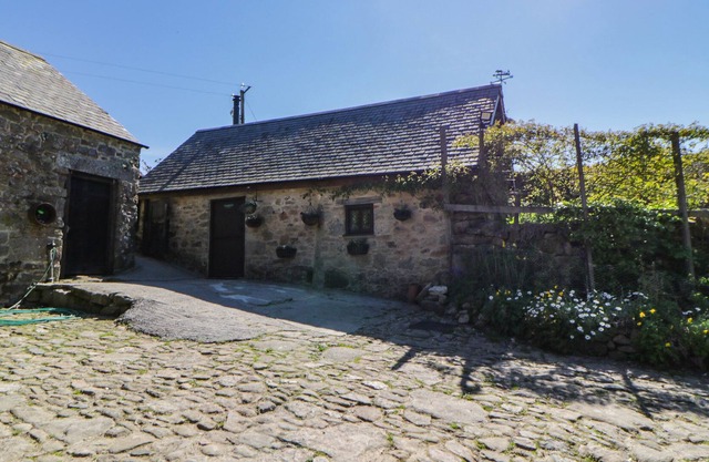 THE HOMESTEAD, romantic, character holiday cottage in Poundsgate