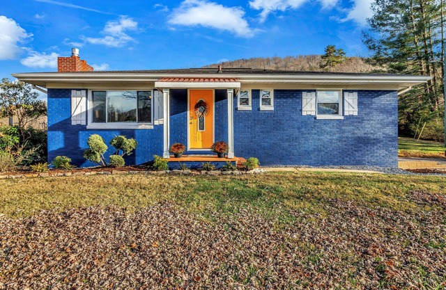 The Honeybee Cottage: Conveniently located close to Asheville