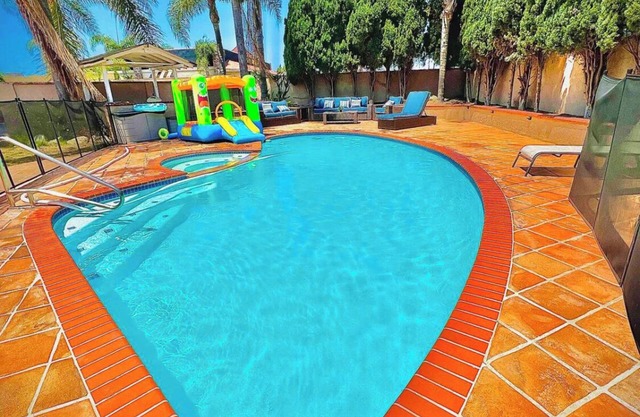 The house is at the intersection the food service center -beach-bank