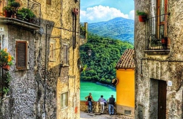 The house on lake turano