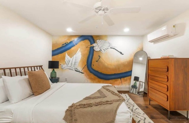 The Hudson: Cool Art Filled Suite near FQ with Pkg