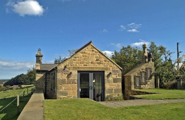 THE HUFFY HOUSE, pet friendly, character holiday cottage in Alnmouth