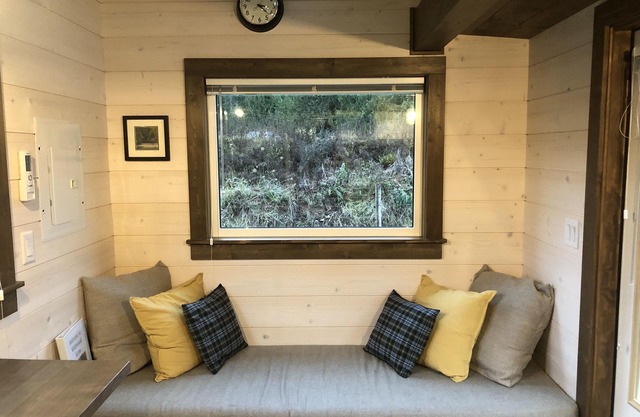 The Hummingbird - On Quiet Country Acreage - With A/C
