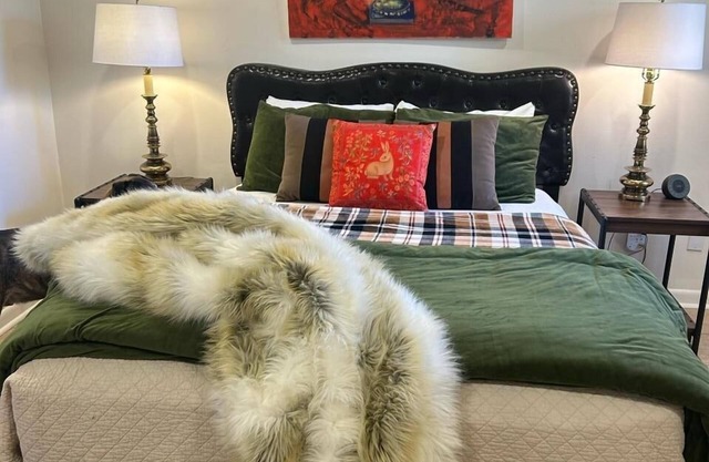 The Ira, 1 BR Queen Duplex by Velvet Ditch Villas