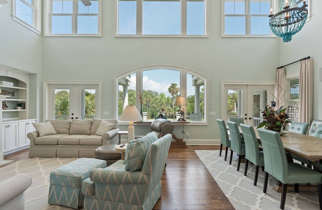 The Island Duck Away. Luxurious Beach House. Steps to beach, on the Golf Course