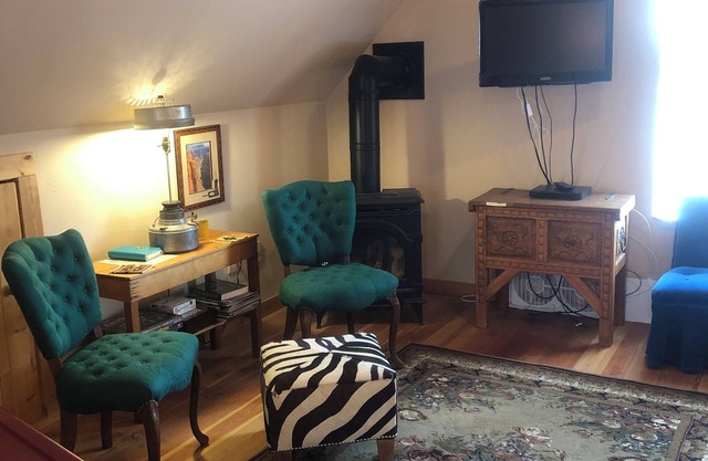 The Jailhouse Loft- Ski/bike/fish studio 2 blocks from historic Philipsburg