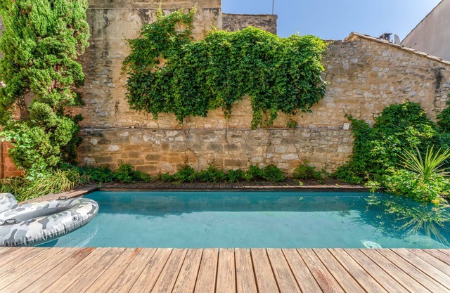 The Jasmin suite has a shared swimming pool, Wi-Fi and air conditioning