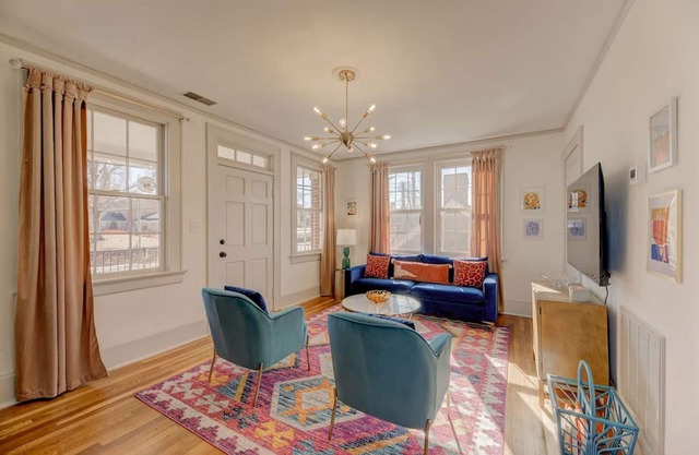 The Jewel of Bull Street Upstairs - 1 King Bedroom