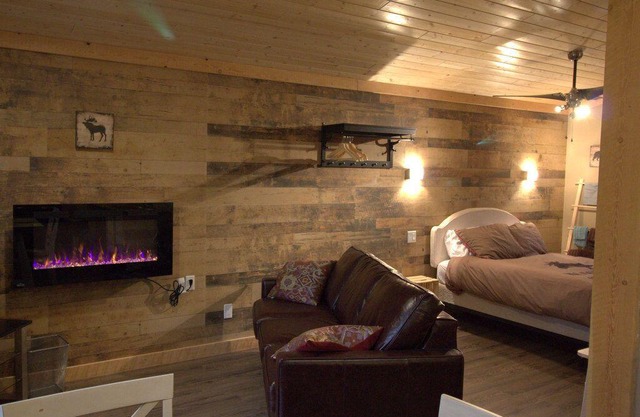 The Kabin at Kicking Horse Kabins, with private hot tub!