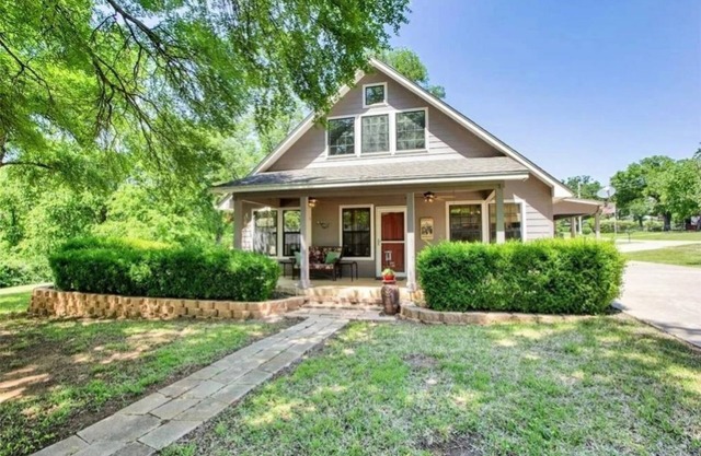 The King Fisher Cabin is a charming 3 bed 3 bath Lake Texoma Get-a-way!