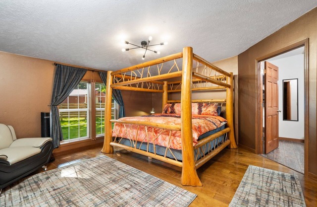 The King Ranch, Hot Tub, King Beds, Fireplace, nJust outside of Traverse City n