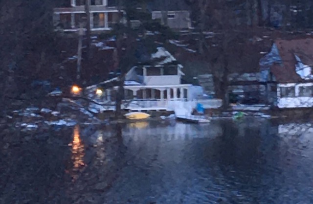 The Lake house - right On The Water With Your Own Private Dock! Incredible