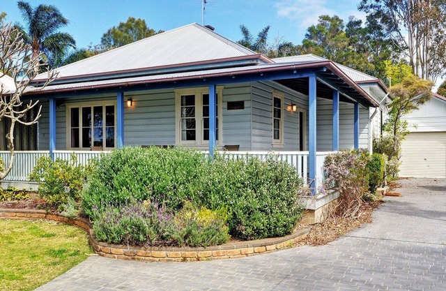 The Lakes Cottage – Traditional Tea Gardens Cottage