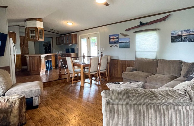 The Lakeview! Cove-side retreat on beautiful Douglas Lake!