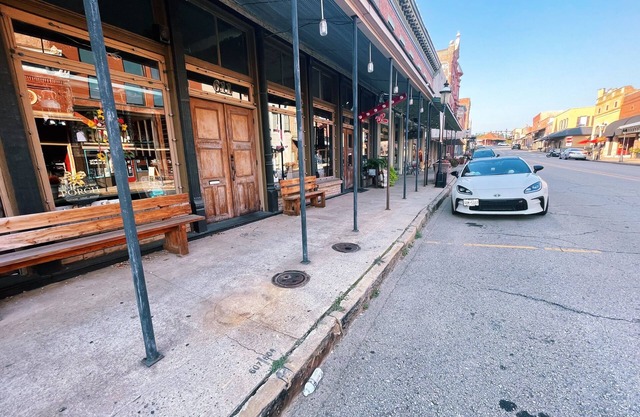 The Landing at Main Street Suites: Cozy apartment in downtown Van Buren, AR